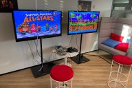Participants jouant à des consoles rétro lors d’un événement d’entreprise MadCityZen. | © MadCityZen